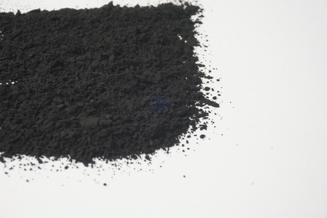 Por&ouml;ser Kohlenstoff f&uuml;r eine negative Elektrode aus Siliziumkohlenstoff im CVD-Verfahren